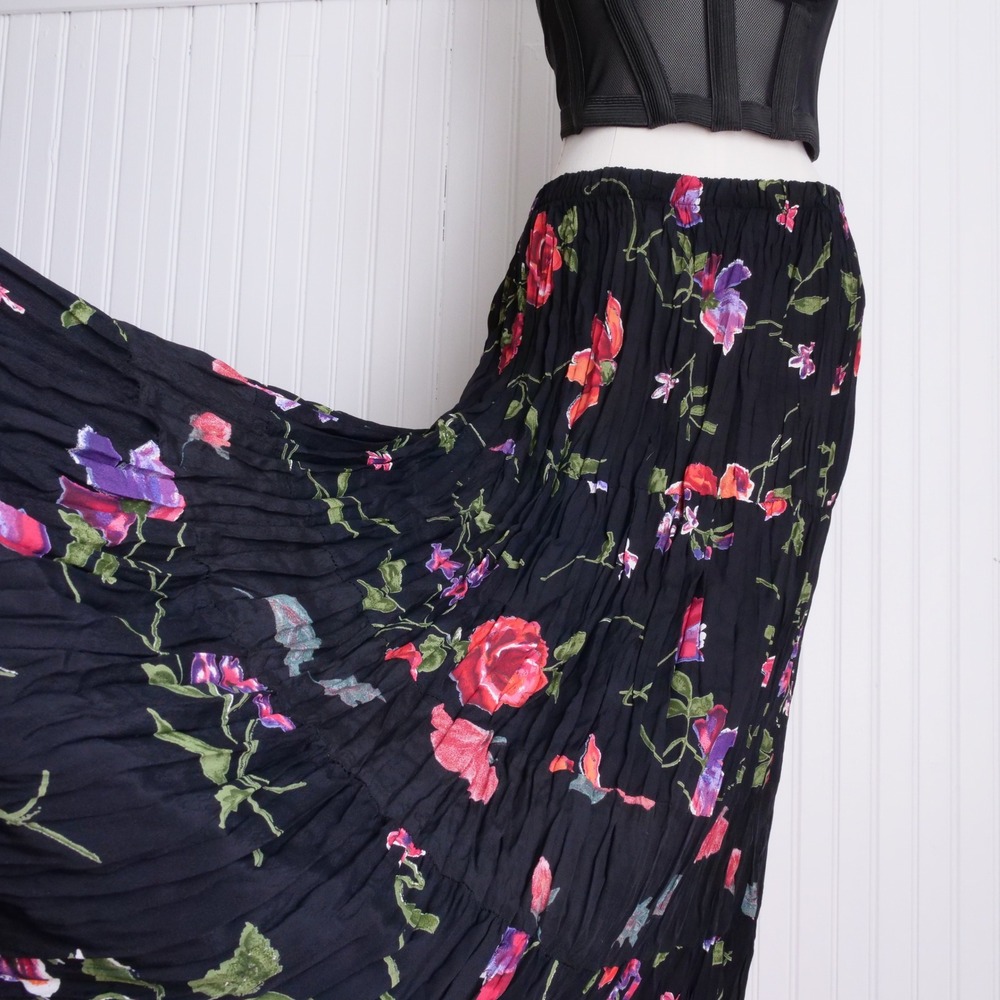 Great vintage 1990s My Boyfriend's Back crinkle pleated dark floral rayon skirt - Picture 7 of 8